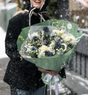 Buchet Alb & Bleu cu Accente Albastre
