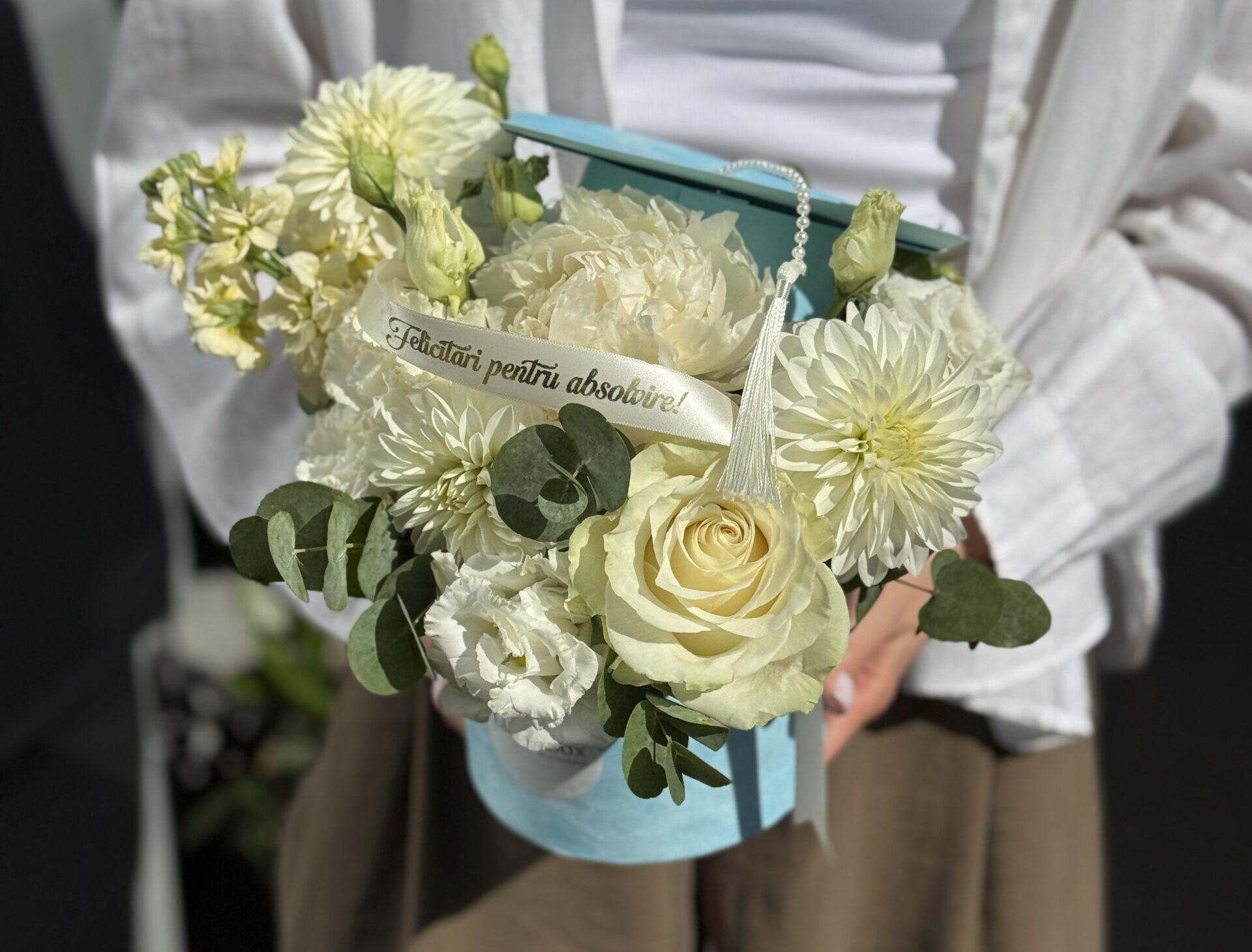 Aranjament floral tip tocă pentru absolvire #white