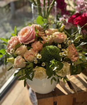 Aranjament floral in vas ceramic cu trandafiri si lisianthus peach